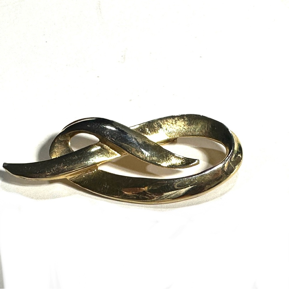 Vintage JJ Jonette Gold Tone Brooch Lapel Pin Twisted Ribbon Shape Unisex